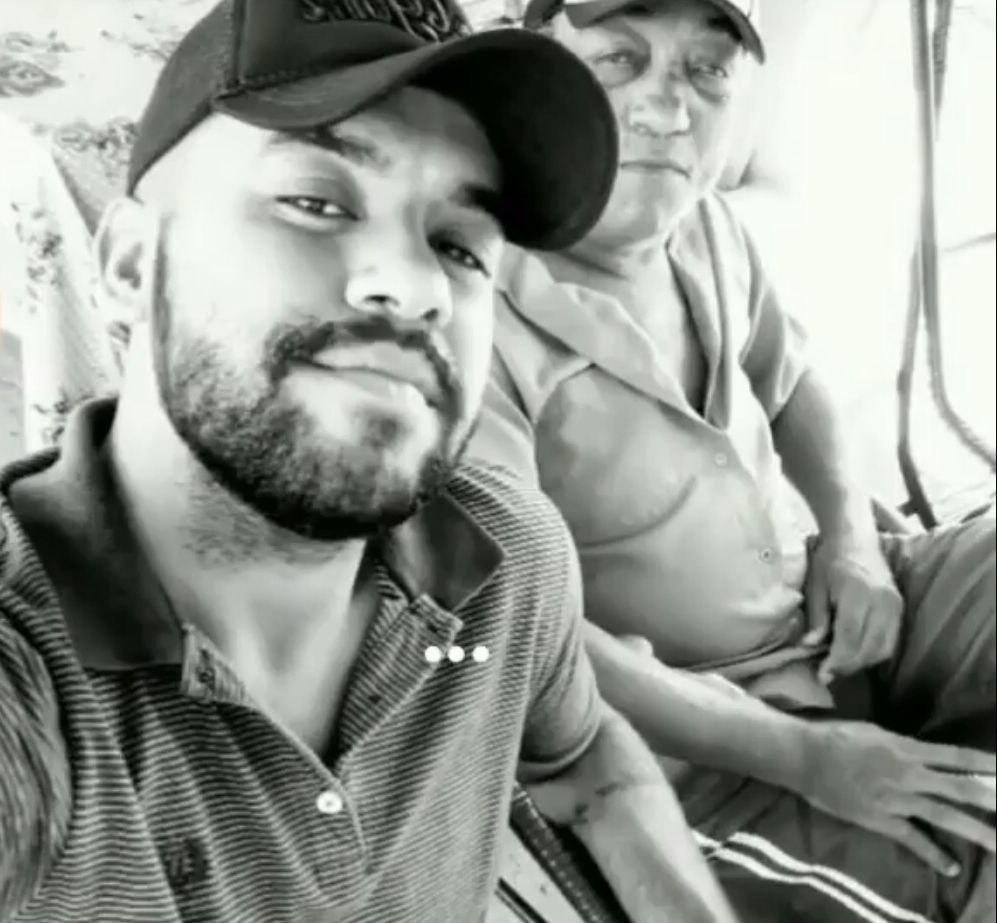 Imagem mostra o filho ao lado do pai