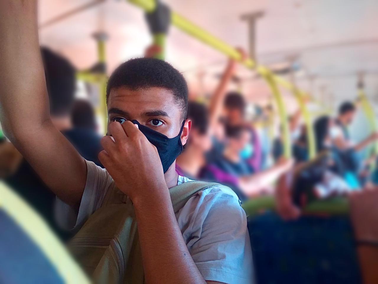 fotografia de ônibus lotado em goiânia com estudante
