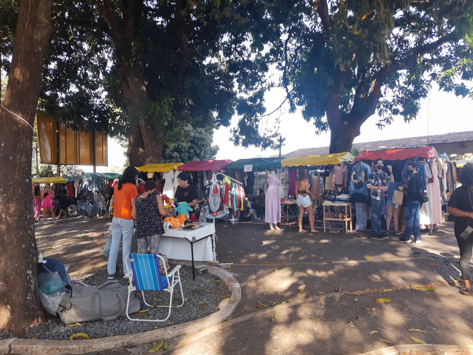 Espaço Martim Cererê, com barracas da Feira das Minas e algumas pessoas circulando
