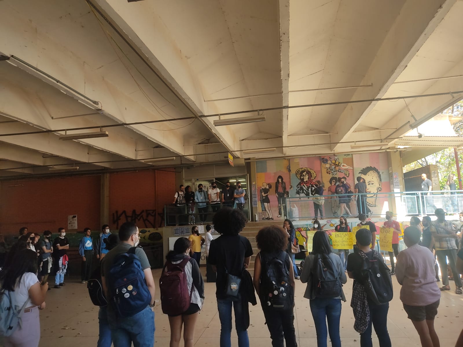 fotografia de manifestação em pátio da Faculdade de Ciências Sociais da UFG