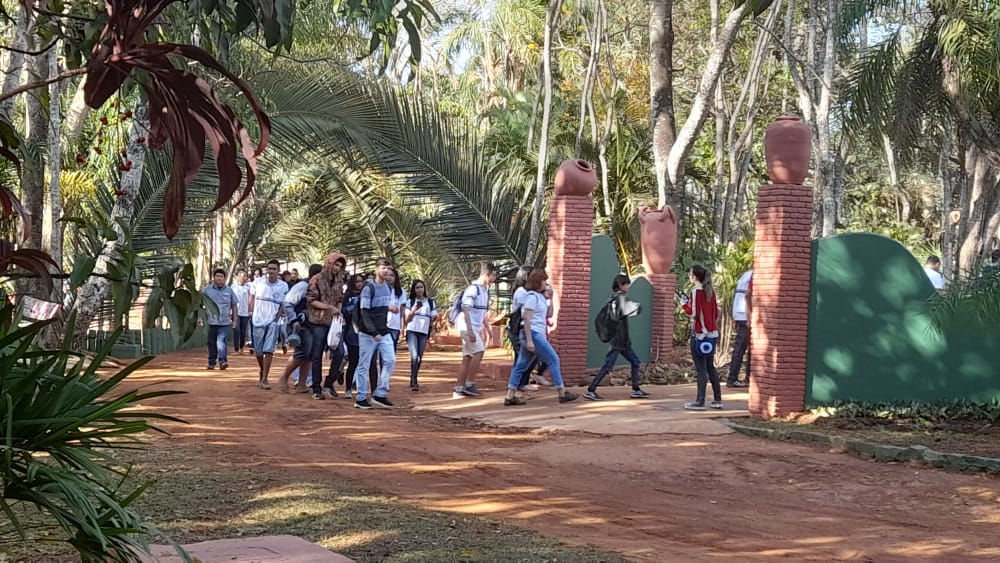 fotografia de grupo de pessoas na entrada do Memorial do Cerrado, em Goiânia