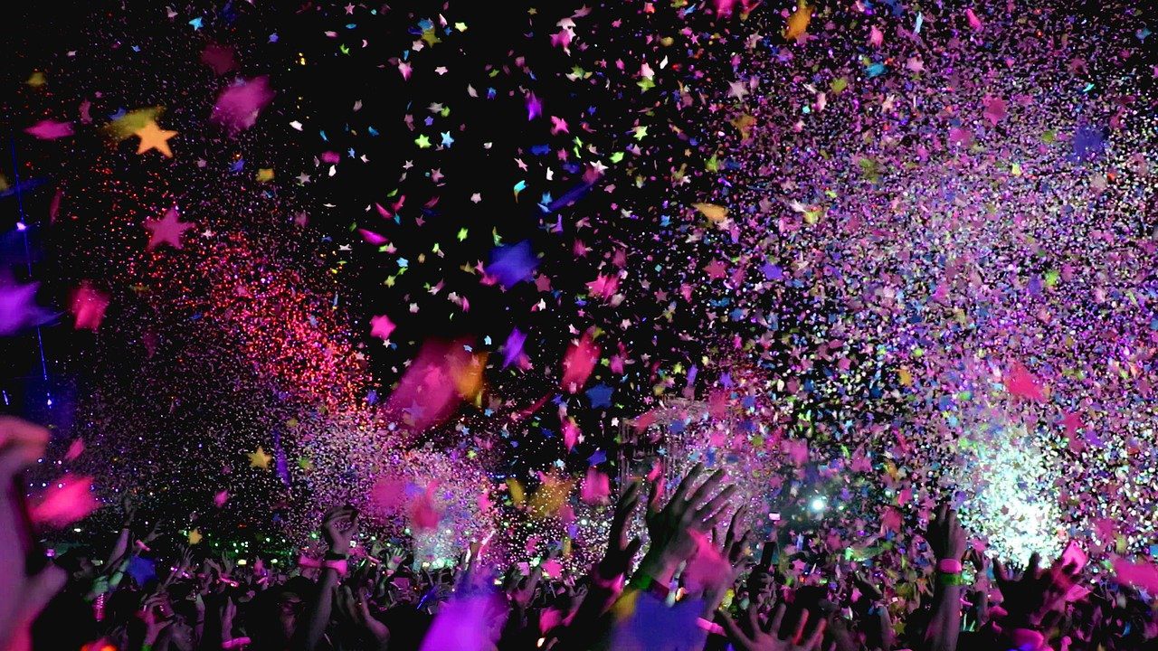 fotografia de show musical com purpurina e confete
