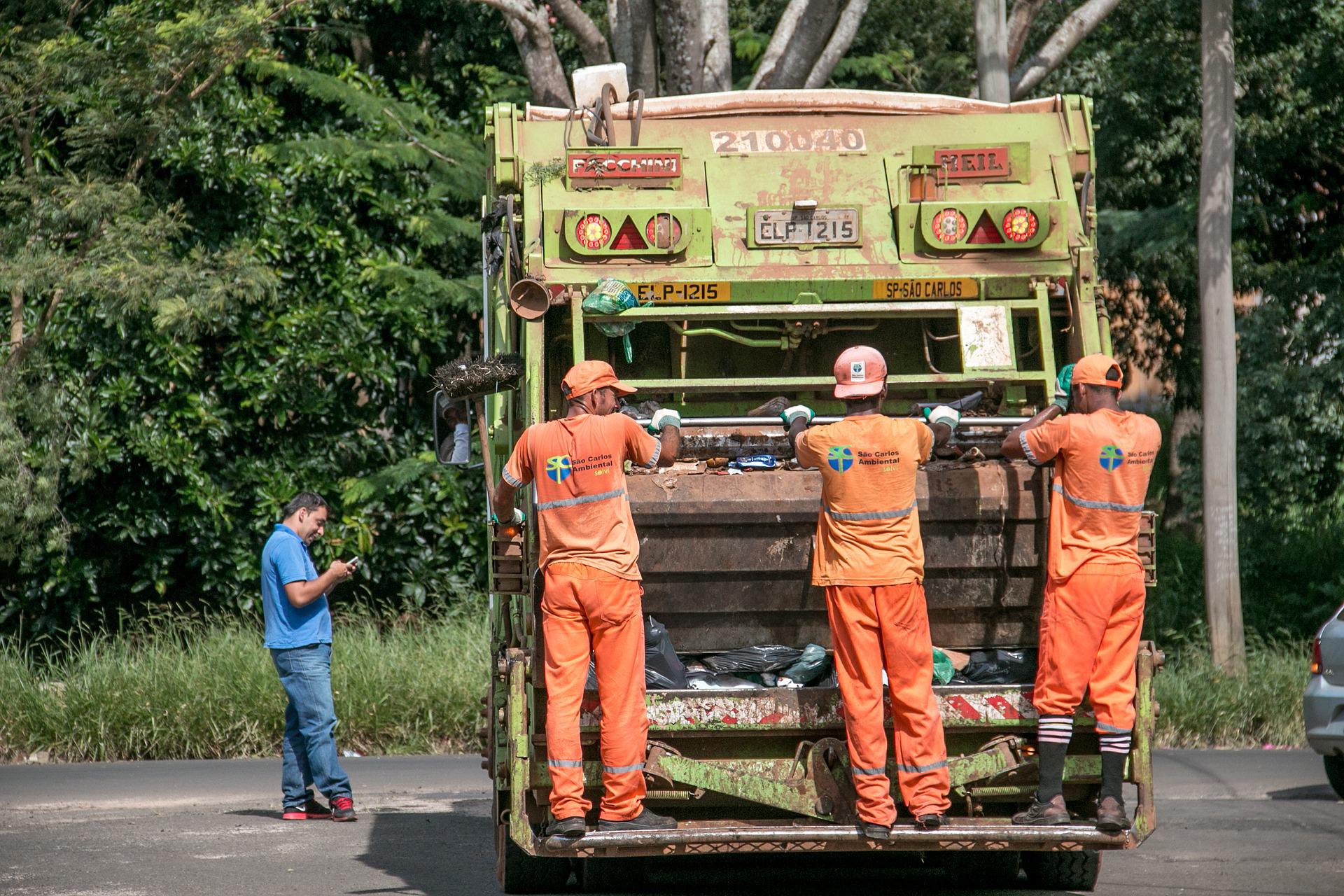 garis em caminhão de lixo