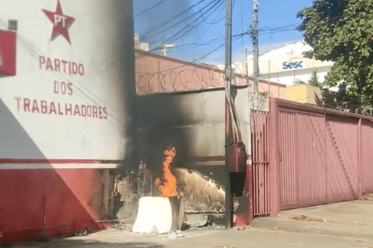 fotografia mostra incêndio em diretório do PT em Goiânia