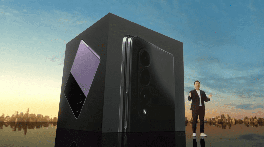 imagem promocional mostra Tim Roth apresentando novos celulares da Samsung