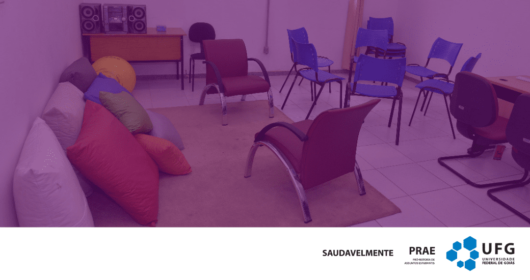 Imagem de uma sala de atendimento do programa Saudavelmente com cadeiras e almofadas, além de uma mesa de canto.