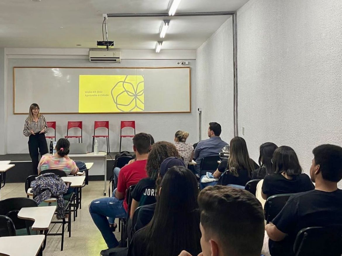 fotografia de palestra da jornalista Paula Falcão