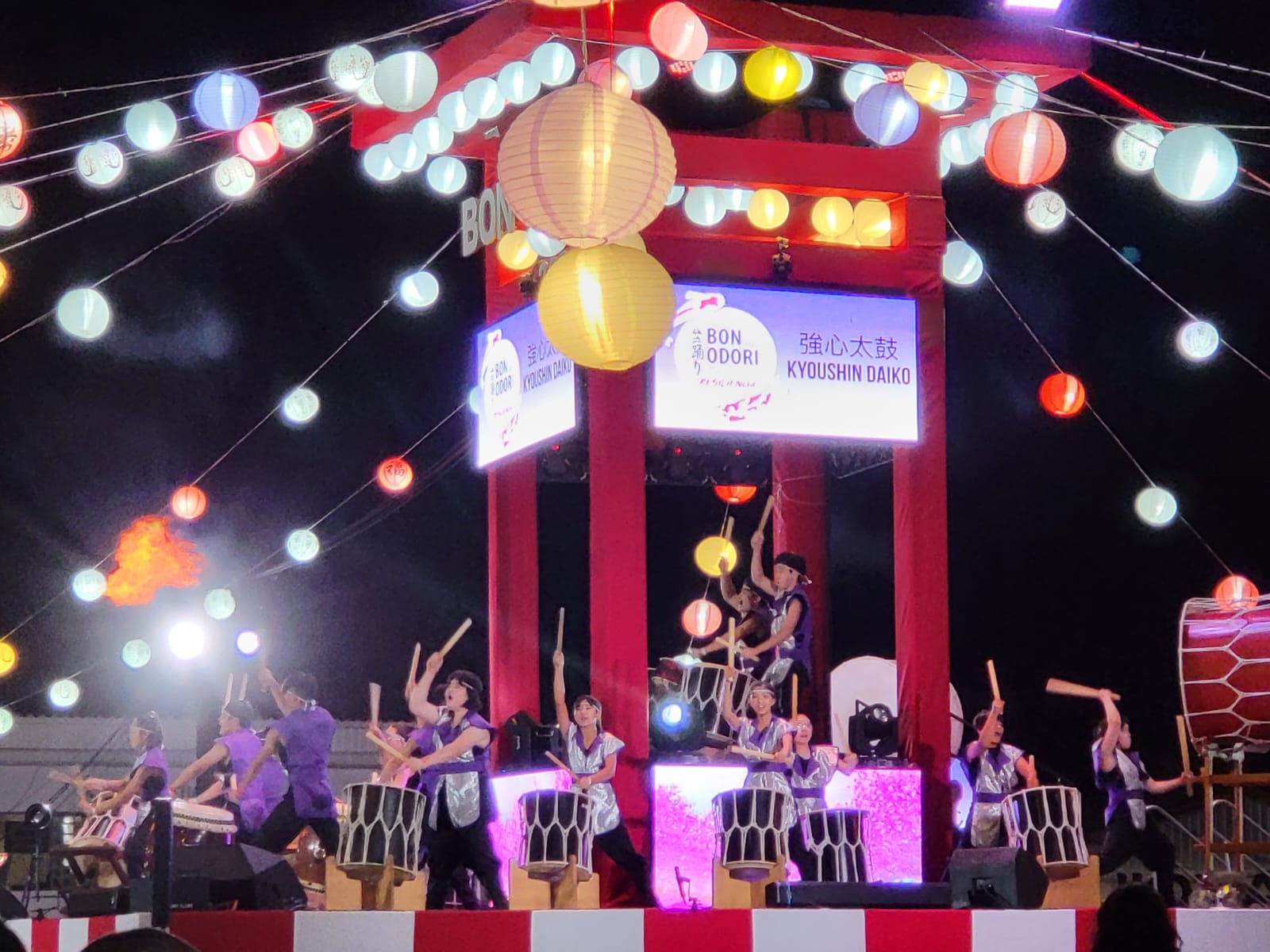 fotografia de apresentação de taiko durante o Bon Odori, em Goiânia