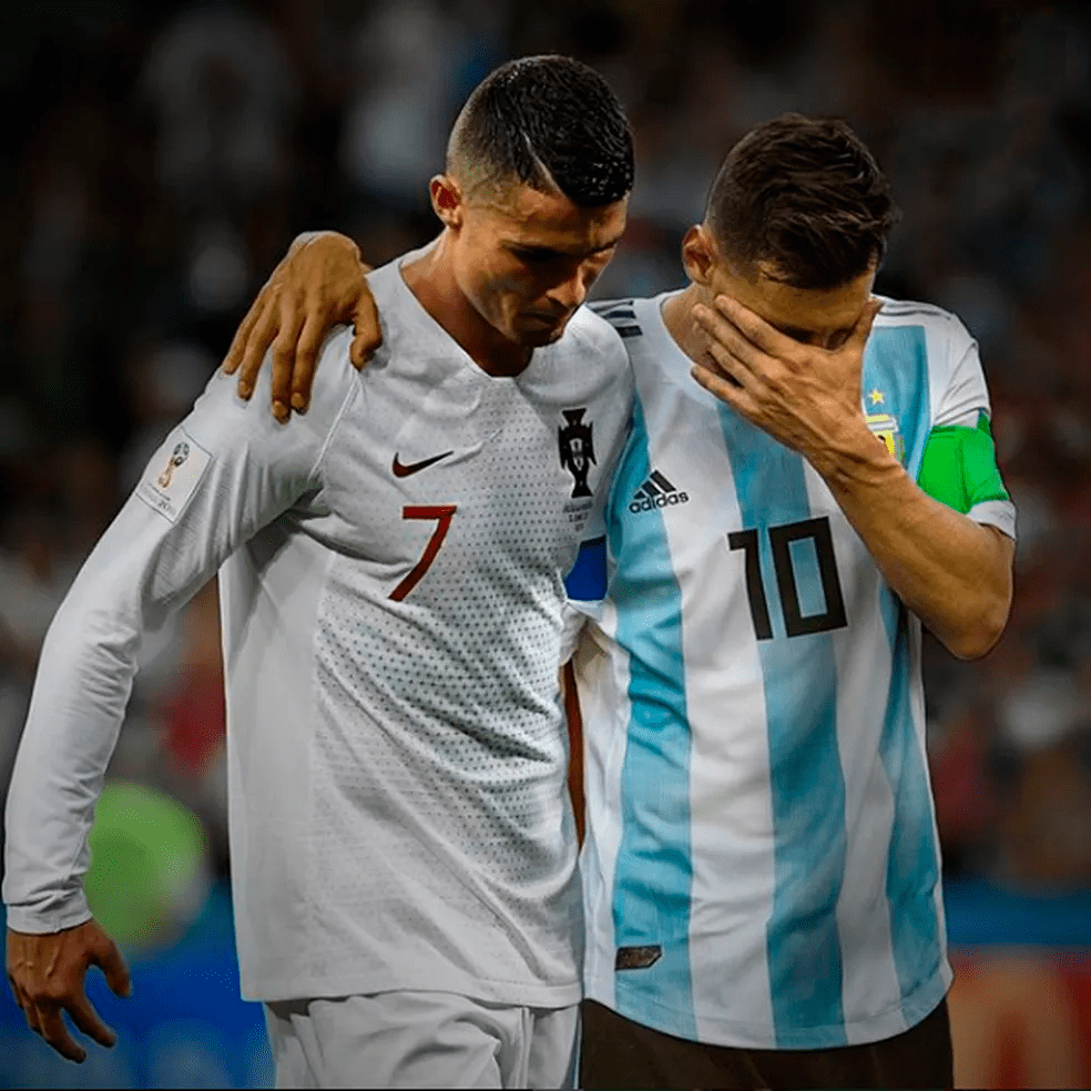 fotografia de Cristiano Ronaldo e Messi juntos, em campo