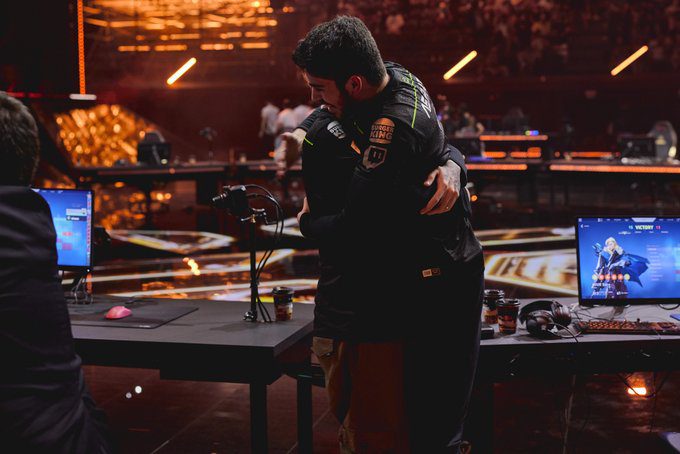 Abraço entre membros da LOUD comemorando vitória