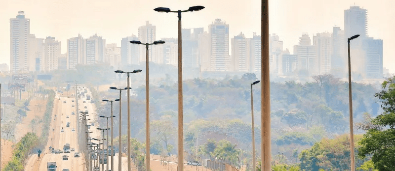 fotografia de rodovia de GOiânia mostra poeira suspensa no ar