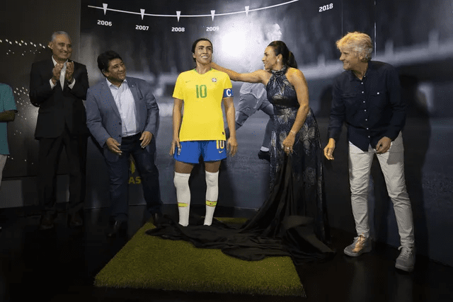 fotografia de Marte junto de sua estátua no museu de cera