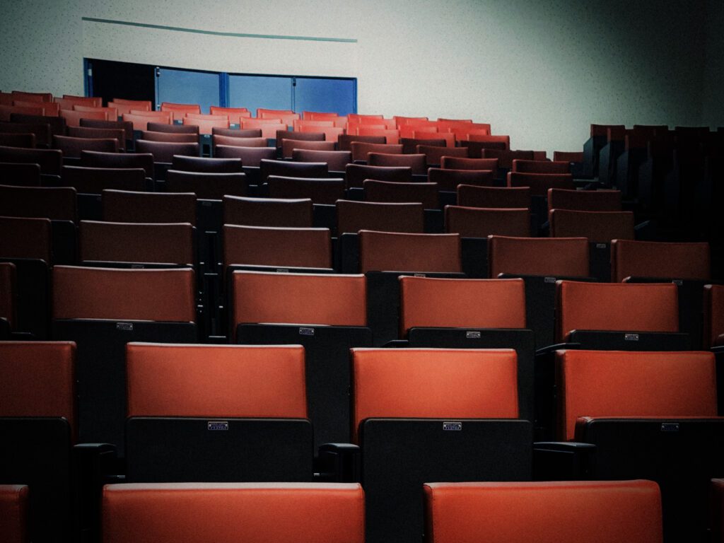Interior de teatro, com todas as cadeiras vazias.