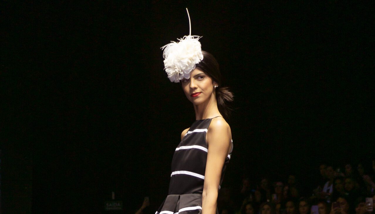 foto de modelo em desfile de moda