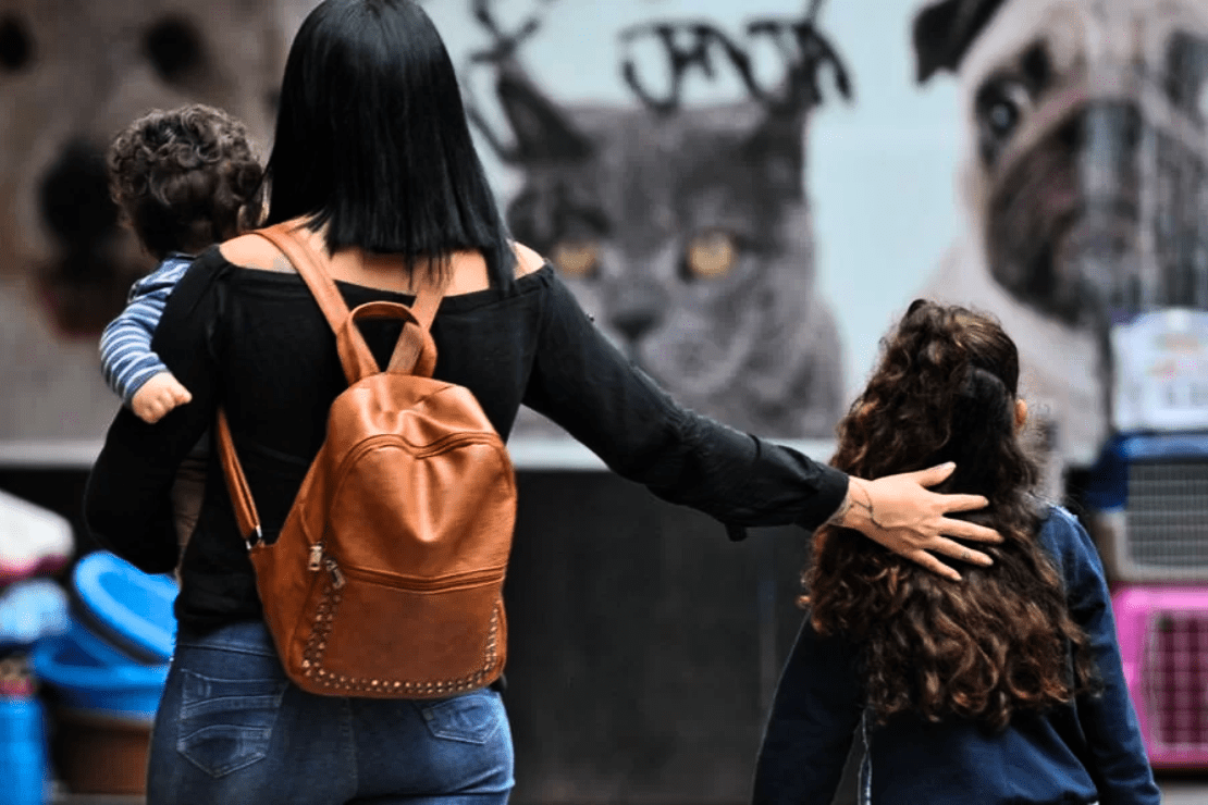 Foto de uma mãe e seus dois filhos