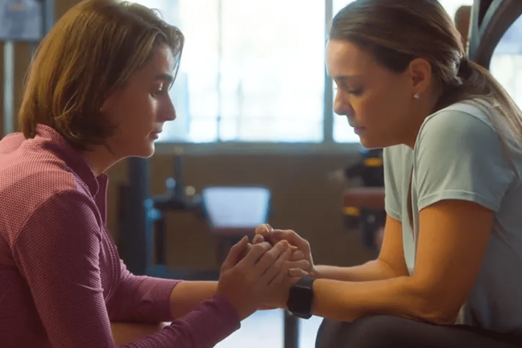 Duas mulheres sentadas de frente uma para a outra.