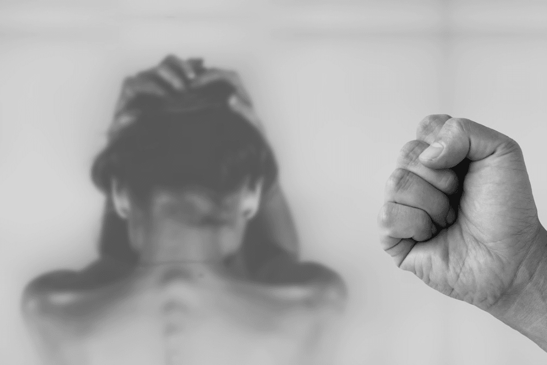 Imagem de uma mulher sendo agredida