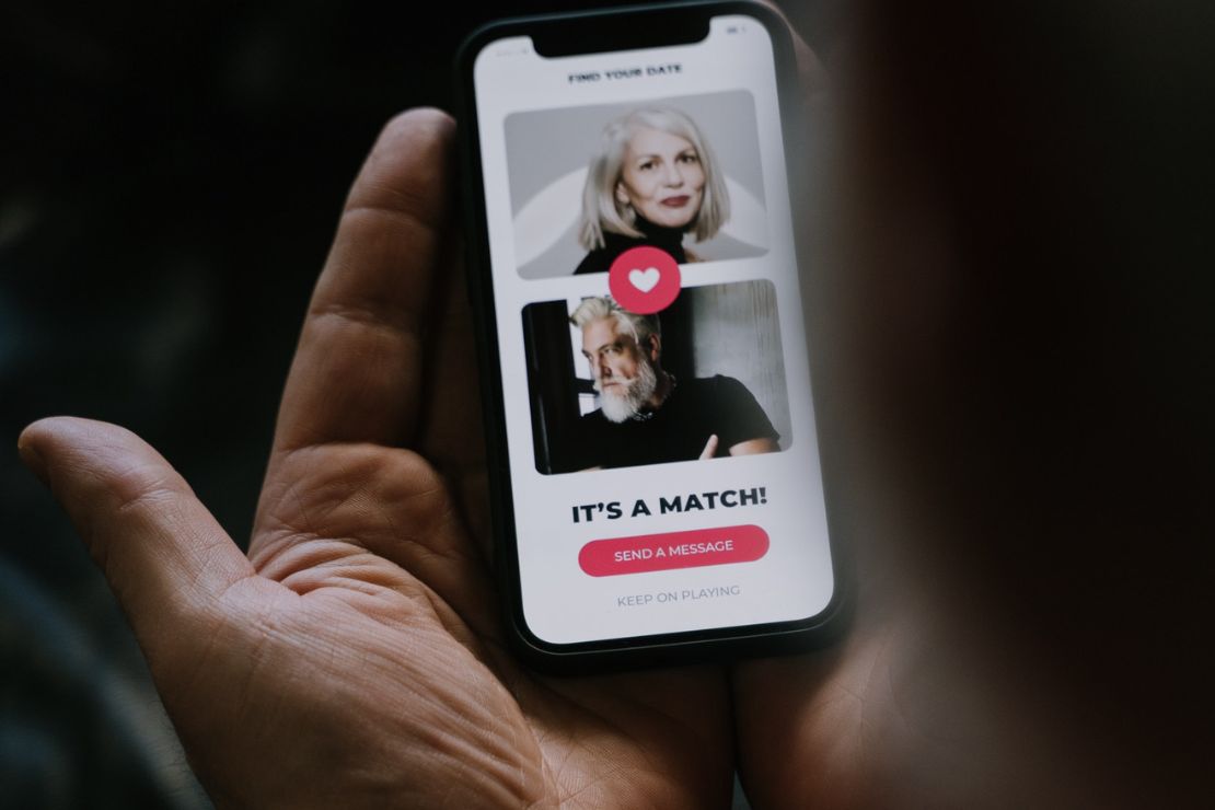 Mão masculina segurando um smartphone. Na tela aparece a interface de um aplicativo de namoro, com match entre casal. Foto: Pexels