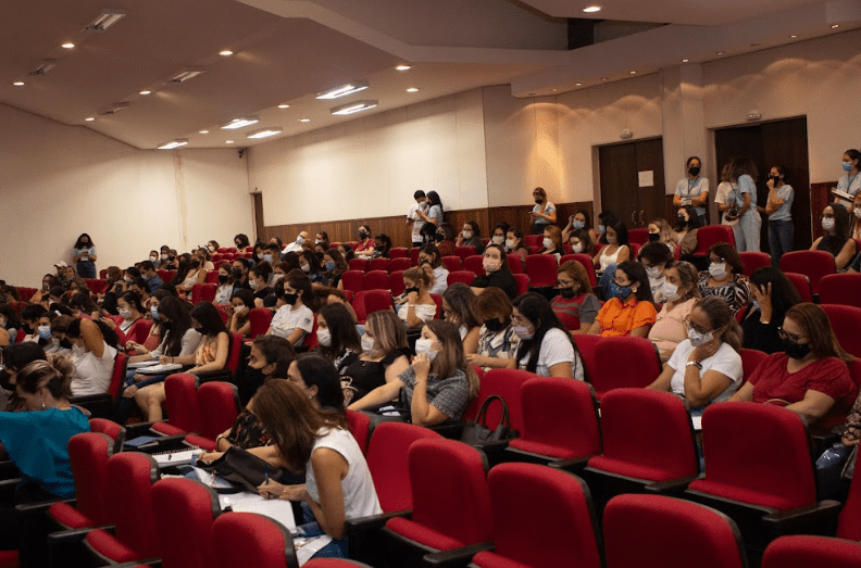Público em um dos dias da primeira edição do Simpósio Multidisciplinar do Transtorno do Espectro Autista, em Goiânia

Na imagem, a lateral de muitas pessoas sentadas em poltronas vermelhas, olhando para o palco do evento.

(Foto: Acervo LaTEA/Sandro Henrique Ala)