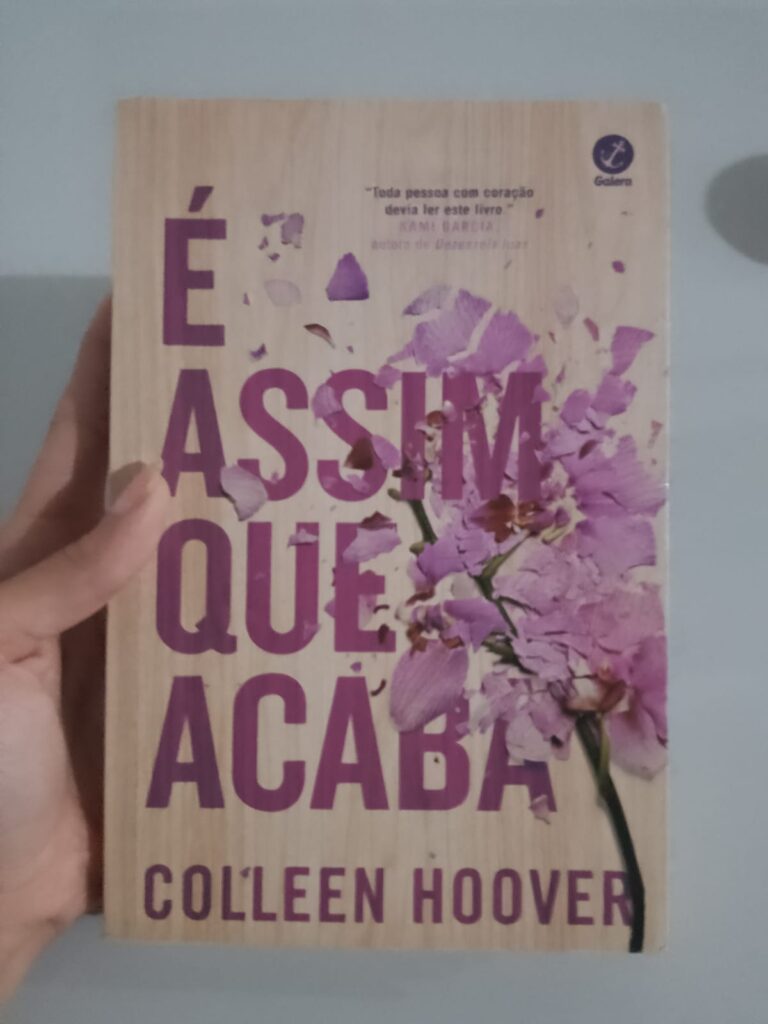 foto de uma mão segurando um livro