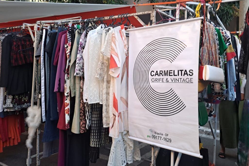 Frente do Carmelitas com banner indicando a loja