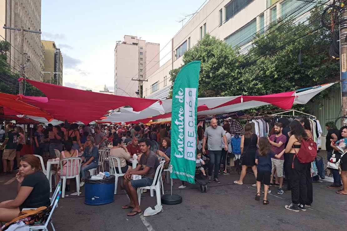 Frente do Encontro de Brechós com banner indicando o evento