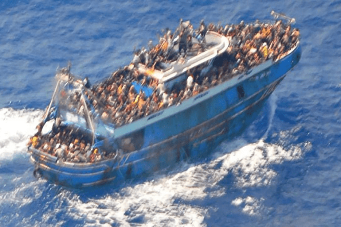 Foto de barco lotado de migrantes
