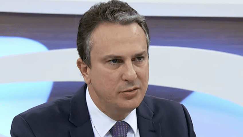 Na imagem, Camilo Santana, ministro da Educação. Homem branco, cabelo com algumas mechas grisalhas, de terno e paletó, sentado, durante a gravação do programa Roda Viva da última segunda-feira, dia 12 de junho de 2023.