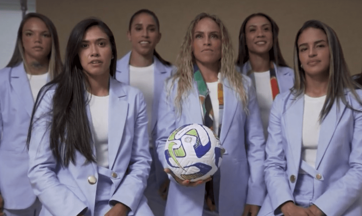 Fotografia mostra atletas da seleção brasileira feminina de futebol
