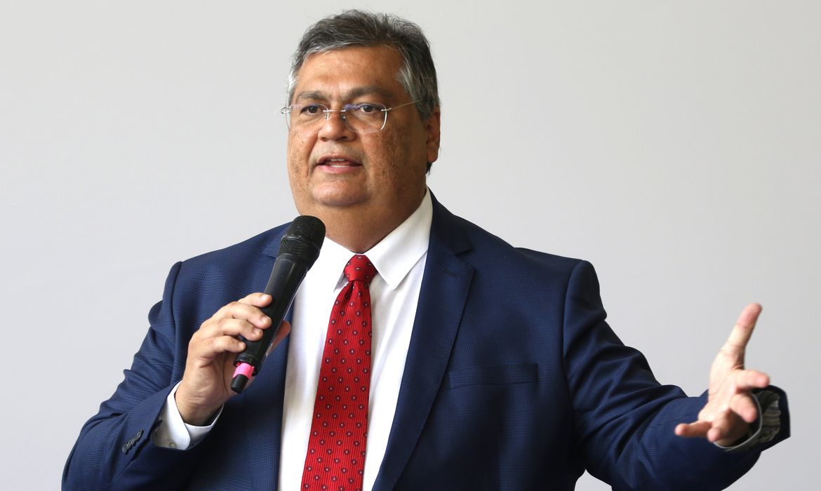 Ministro da Justiça e Segurança Pública Flávio Dino vestido de terno e gravata. Foto: Tânia Rêgo/Agência Brasil
