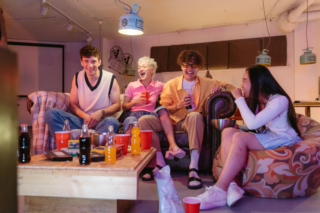 Confraternização com jovens em ambiente interno
