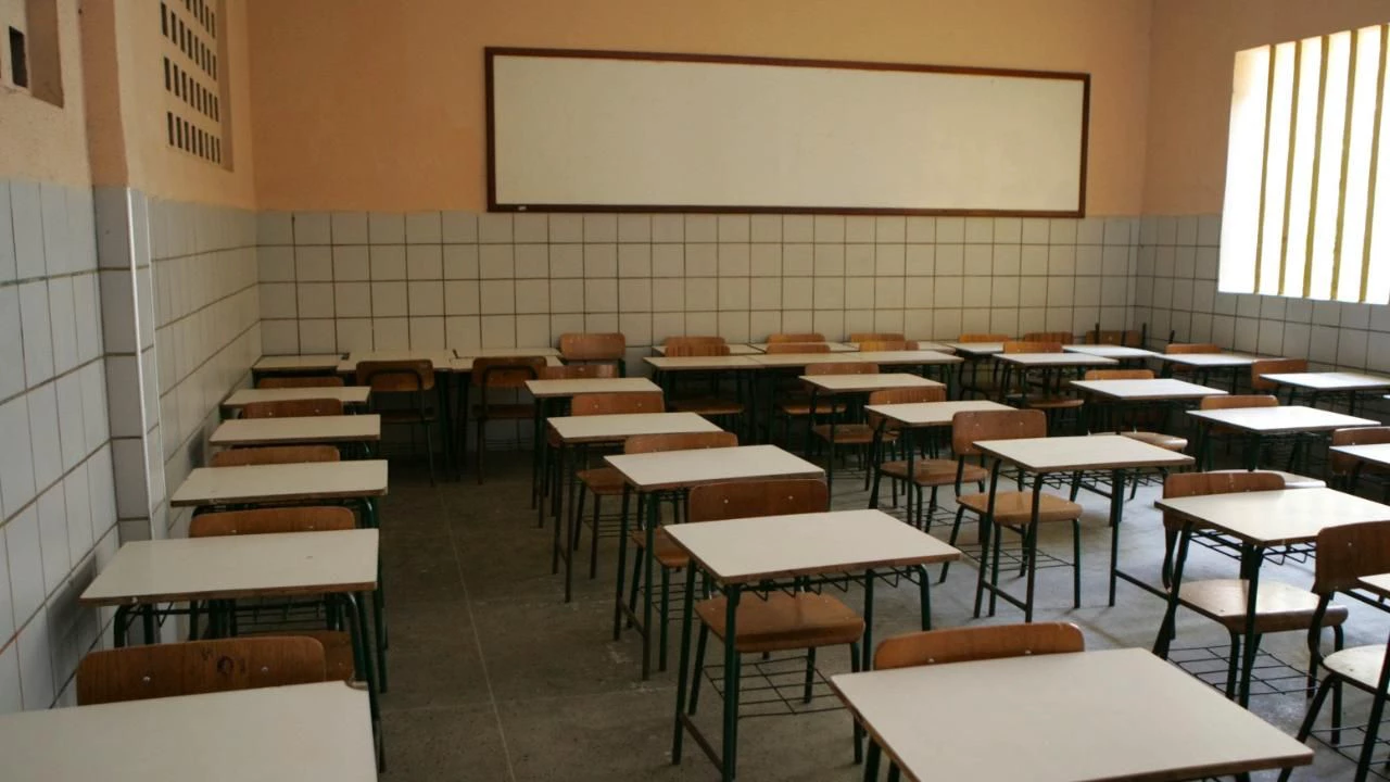 Sala de aula vazia. Alerta para o futuro incerto da Educação no Brasil, com constante queda no número de alunos em cursos de formação de professores. Foto: Reprodução/SVM