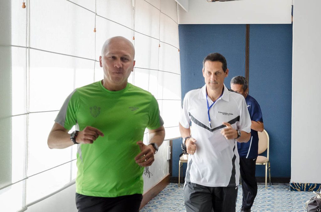 Homens praticam atividade física. Legenda: Atividades físicas vão além do estético. O sedentarismo pode afetar saúde e bem-estar do indivíduo