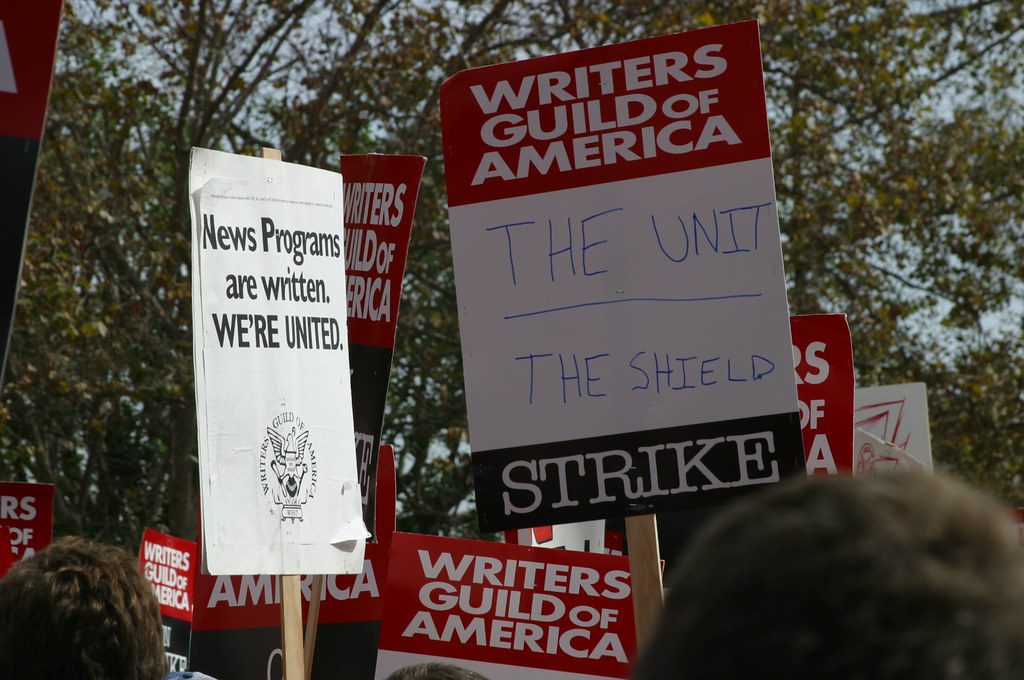 Grevistas durante a greve dos escritores