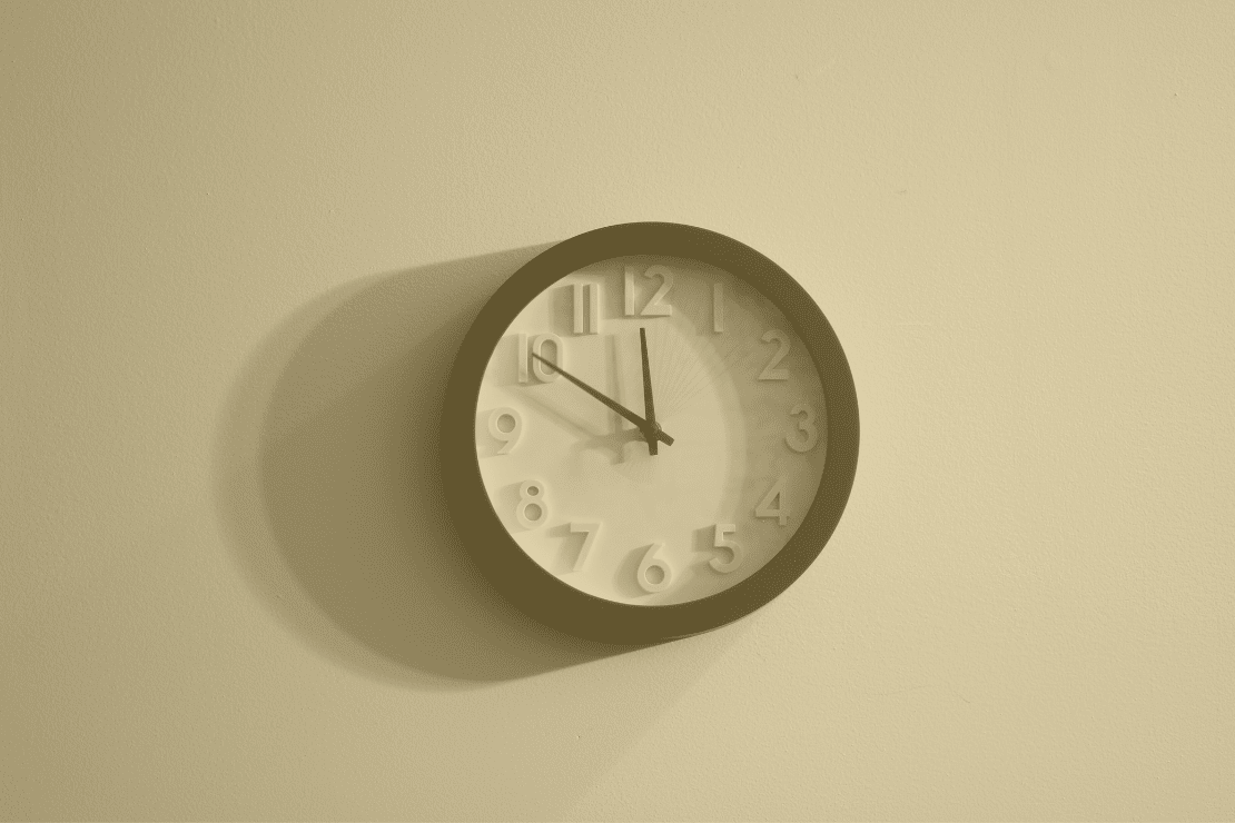 Tempo e pressa. Imagem: banco de imagens do Canva.