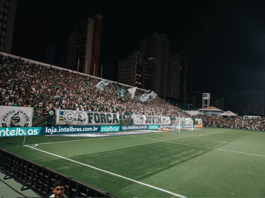 Foto da partida entre Goiás e Atlético-MG em Goiânia. Verdão tem a terceira pior média de público do Brasileirão. Crédito: Twitter/ Goiás E.C
