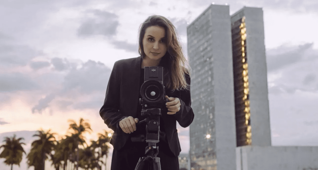 Petra Costa como uma filmadora na mão