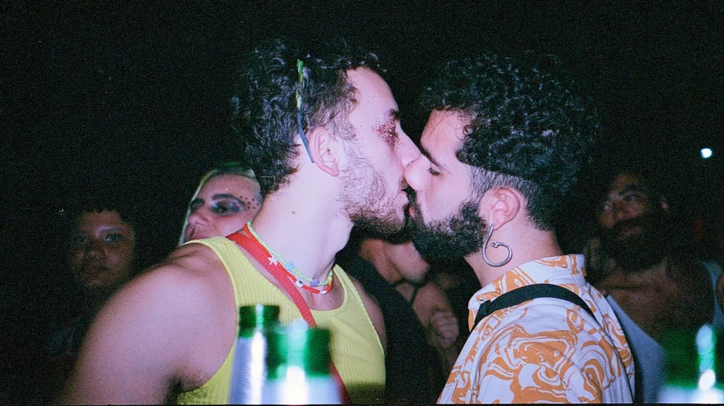 outro registro da festa mamba negra em são paulo, por pedro pinho. agora com dois homens se beijando