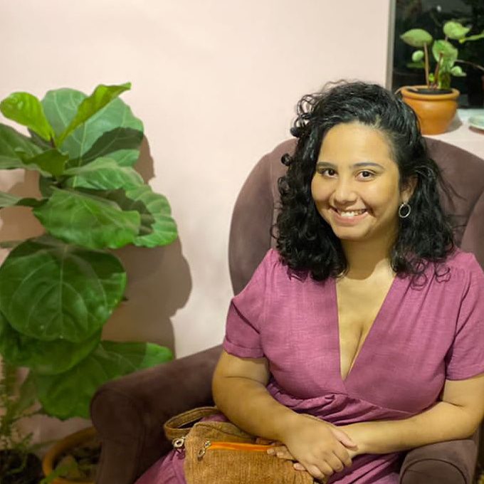 Foto da psicóloga Rebeca Calgaro sorrindo