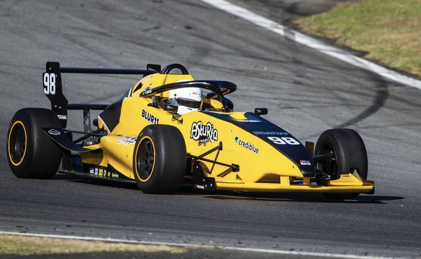 Vinícius Mercez pilotando seu carro