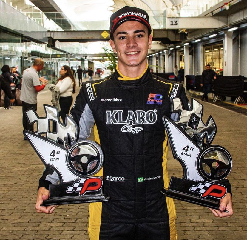 foto de Vinícius Mercez com troféus da Fórmula Delta