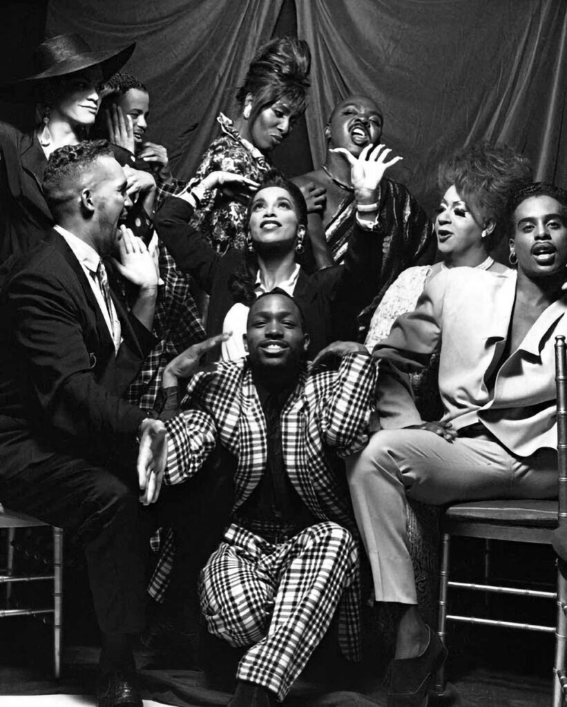 Artistas icônicos do Ballroom posam juntos para a foto.