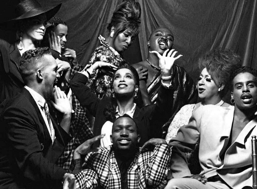 Artistas icônicos do Ballroom posam juntos para a foto.