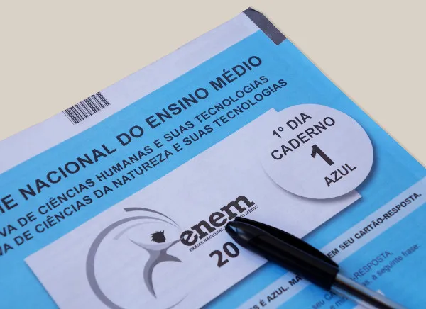 Caderno do Enem com uma caneta em cima, capa destaque.