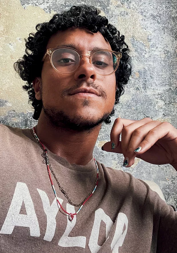 aqui está uma foto do entrevistado. Pedro Pinho é fotógrafo e dedica a grande temática de seu trabalho documentar as raves