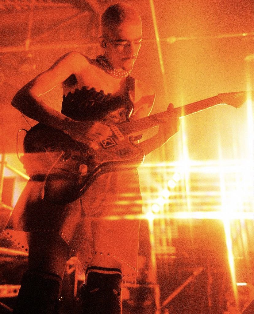 o guitarrista entropia faz parte da banda teto preto. pedro pinho também fez esse registro na mamba negra