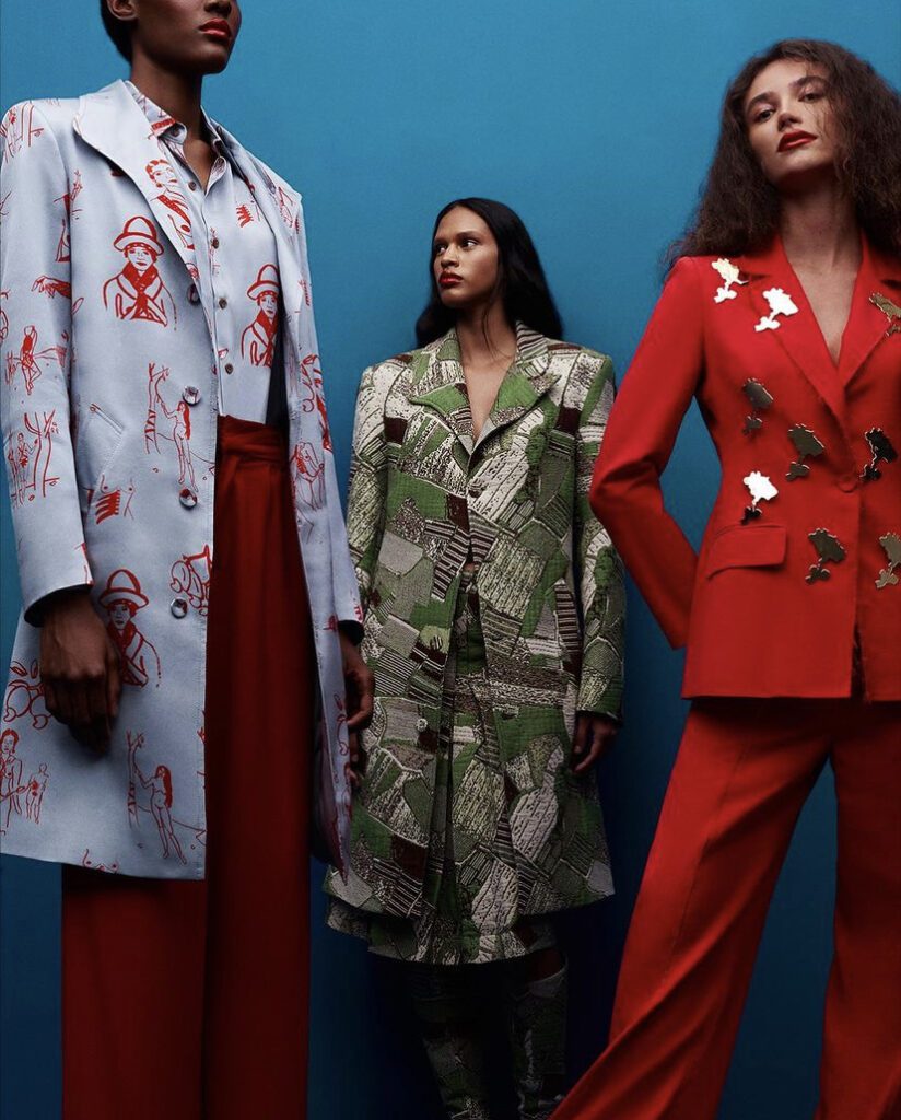 foto de um editorial para a vogue brasil feito por pedro pinho. nele, vemos três mulheres com roupas diferentes e coloridas