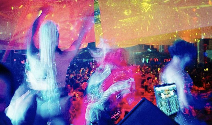 fotografia feita por pedro pinho em são paulo, na chamada festa selvagem. é possível ver diveros corpos em movimento