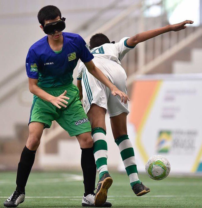 Pedro Paulo jogando futebol.