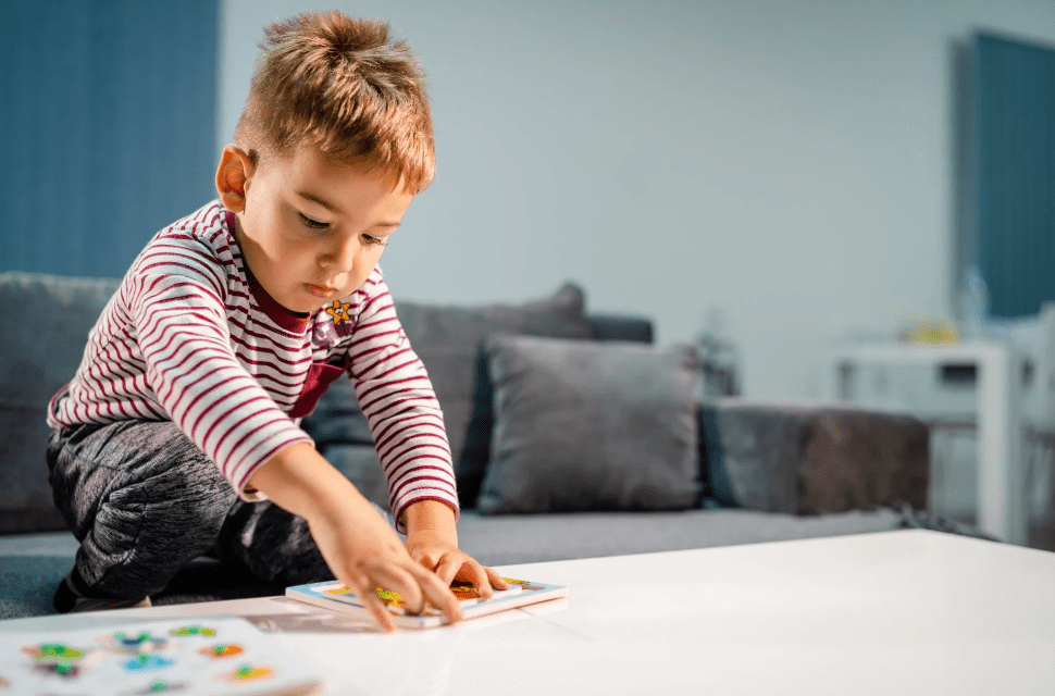 Criança desenhando sobre papel